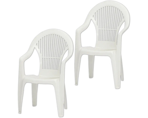 Deux chaises de jardin blanches en plastique avec accoudoirs et dossier à lattes.