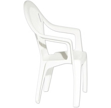 Chaise de jardin blanche empilable en plastique avec accoudoirs et dossier à lattes.