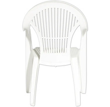Chaise de jardin empilable en plastique blanc avec accoudoirs et dossier à lattes.