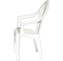 Chaise de jardin empilable blanche en plastique avec accoudoirs.