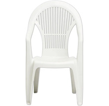 Chaise de jardin blanche en plastique avec accoudoirs et dossier à lattes.