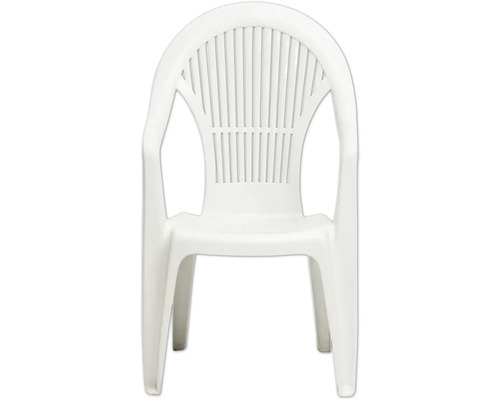 Chaise de jardin blanche en plastique avec accoudoirs et dossier à lattes.