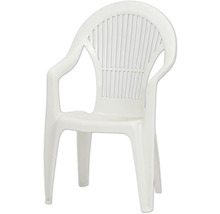 Chaise de jardin empilable en plastique blanc avec accoudoirs et dossier haut à lattes.