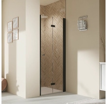 Salle de bains avec cabine de douche, porte-serviettes et décoration