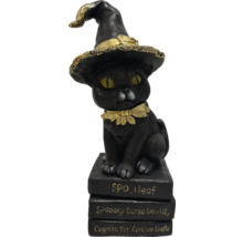 Figurine décorative de chat avec un chapeau de sorcière sur une pile de livres comme décoration d'Halloween