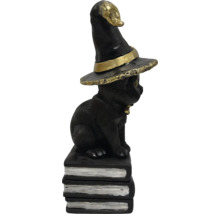 Figurine décorative d'Halloween : chat noir avec chapeau de sorcière sur une pile de livres