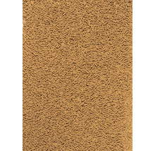 Gros plan de nourriture pour poissons de couleur brune sous forme de petits granulés allongés.