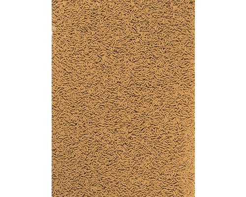 Gros plan de nourriture pour poissons de couleur brune sous forme de petits granulés allongés.