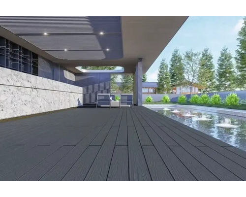 Terrasse avec lames de bois, coin salon et bassin