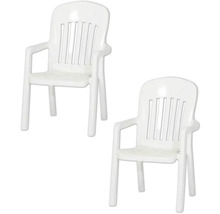 Deux chaises de jardin blanches en plastique avec accoudoirs et dossier haut à lattes.