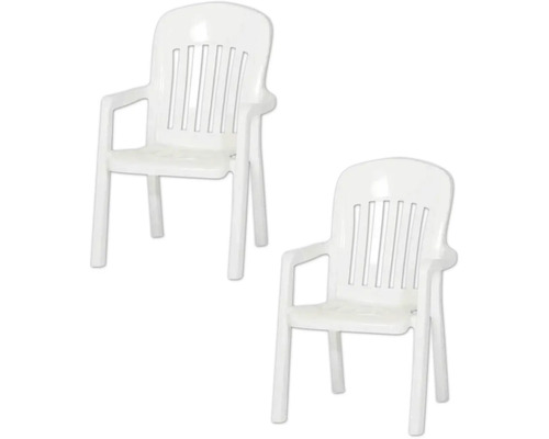 Deux chaises de jardin blanches en plastique avec accoudoirs et dossier haut à lattes.