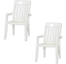 Deux chaises de jardin blanches en plastique avec accoudoirs et dossier haut à lattes.