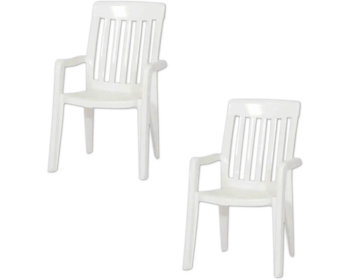 Deux chaises de jardin blanches en plastique avec accoudoirs et dossier haut à lattes.