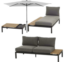 Salon de jardin composé d'un canapé, d'une chaise longue, d'une table basse et d'un parasol avec cadre en métal, éléments en bois et coussins gris.