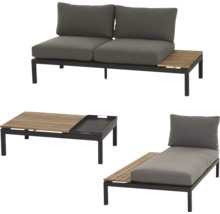 Salon de jardin composé d'un canapé deux places, d'une table basse et d'une chaise longue avec des tablettes en bois et des coussins gris.