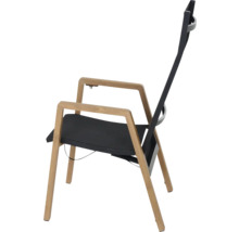 Chaise de jardin moderne avec cadre en bois, assise et dossier noirs. Dossier haut avec accoudoirs angulaires.