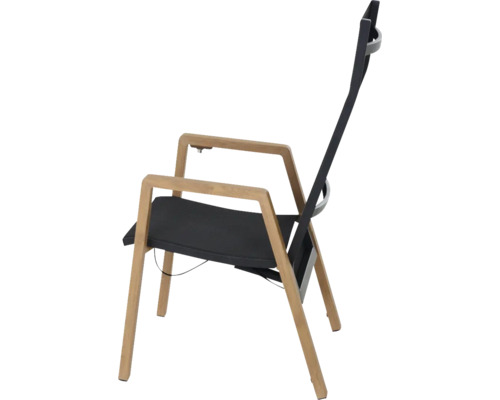 Chaise de jardin moderne avec cadre en bois, assise et dossier noirs. Dossier haut avec accoudoirs angulaires.