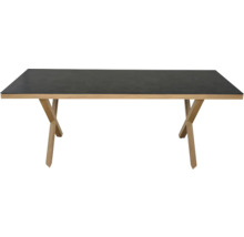 Table rectangulaire avec plateau sombre et pieds en bois en forme de X.