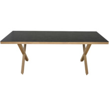 Table rectangulaire avec plateau noir et piètement en bois en forme de X.