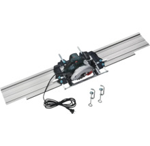 Scie circulaire sur un rail de guidage en métal avec deux serre-joints et un câble d'alimentation noir.