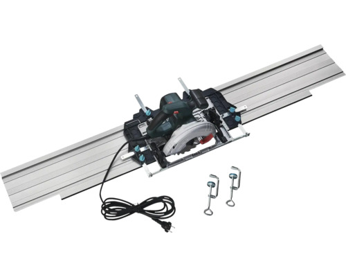 Scie circulaire sur un rail de guidage en métal avec deux serre-joints et un câble d'alimentation noir.