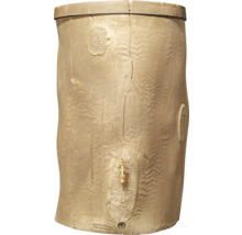 Récupérateur d'eau de pluie beige aspect tronc d'arbre en plastique avec robinet et couvercle.
