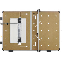 Multifunktionstisch aus MDF mit Lochplatte, Führungsschienen und Aluminiumrahmen von oben betrachtet.