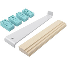 Laminat-Verlegeset bestehend aus einem grauen Metall-Zugeisen, einem hellbraunen Schlagklotz aus Holz und türkisen Kunststoff-Abstandshaltern.