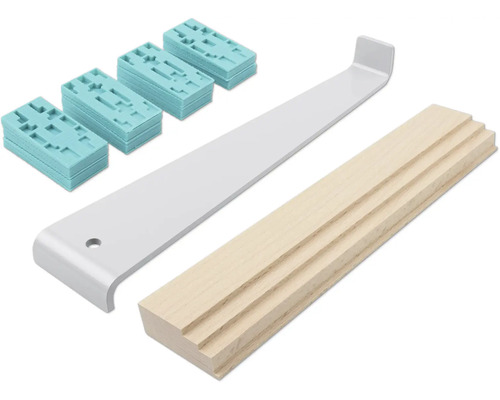 Laminat-Verlegeset bestehend aus einem grauen Metall-Zugeisen, einem hellbraunen Schlagklotz aus Holz und türkisen Kunststoff-Abstandshaltern.