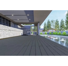 Terrasse avec lames de bois, coin salon et bassin