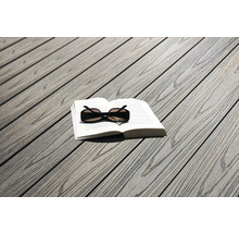 Lames de terrasse avec livre et lunettes de soleil