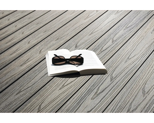 Lames de terrasse avec livre et lunettes de soleil