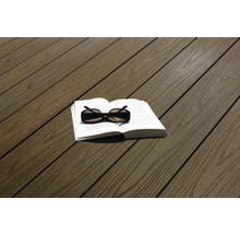 Planches de terrasse avec livre et lunettes de soleil