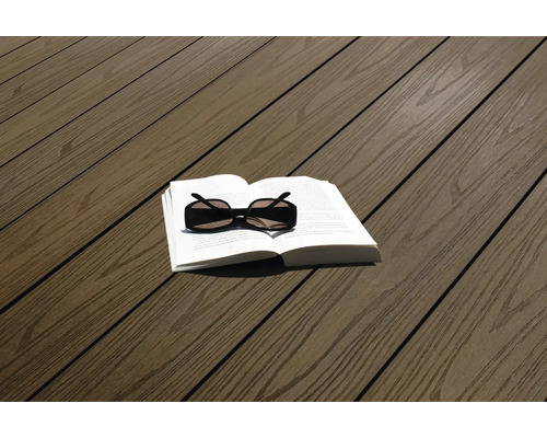 Planches de terrasse avec livre et lunettes de soleil