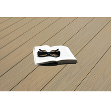 Livre et lunettes de soleil sur lames de terrasse