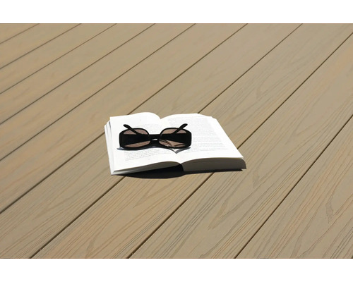 Livre et lunettes de soleil sur lames de terrasse