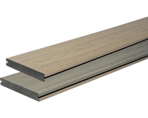 Deux planches de terrasse en bois