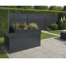Aussenbereich mit einer Aufbewahrungsbox, einer Sichtschutzwand, Pflanzen und Steinplatten