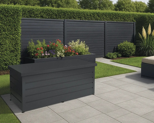 Aussenbereich mit einer Aufbewahrungsbox, einer Sichtschutzwand, Pflanzen und Steinplatten