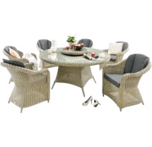 Gartensitzgruppe mit Rattanstühlen und rundem Glastisch für den Aussenbereich