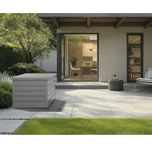 Aufnahme einer grauen Gartenbox auf einer Terrasse vor einem modernen Haus.