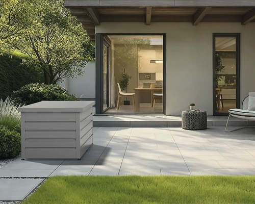 Aufnahme einer grauen Gartenbox auf einer Terrasse vor einem modernen Haus.