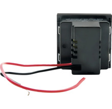 Nahaufnahme eines USB-Ladegeräts für eine Wandhalterung mit rotem und schwarzem Kabel