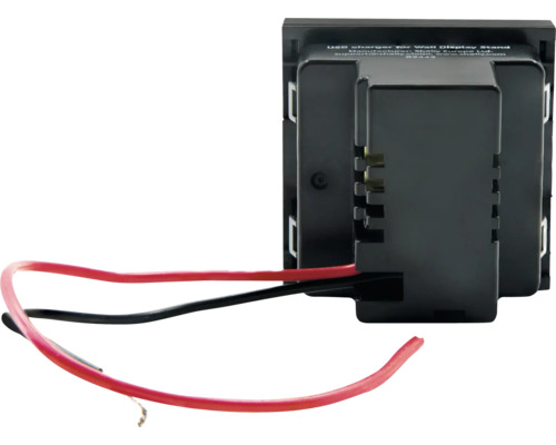 Nahaufnahme eines USB-Ladegeräts für eine Wandhalterung mit rotem und schwarzem Kabel