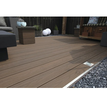 Terrasse avec planches en bois et mobilier de jardin