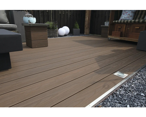 Terrasse avec planches en bois et mobilier de jardin