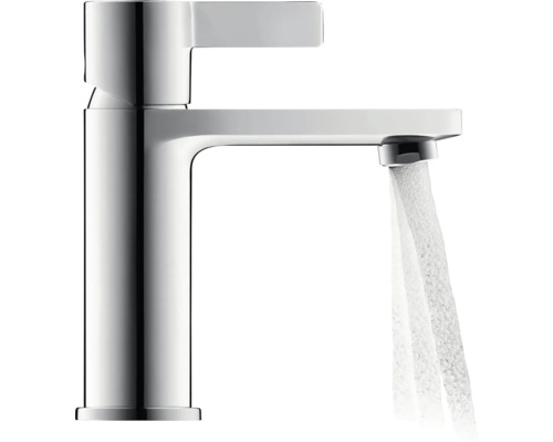 Wasserhahn aus Metall mit fließendem Wasser