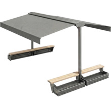 Groupe de sièges avec store, bancs en bois et bacs à plantes