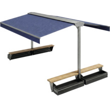 Sitzgruppe mit blauem Sonnensegel, Holzbänken und Pflanzkästen