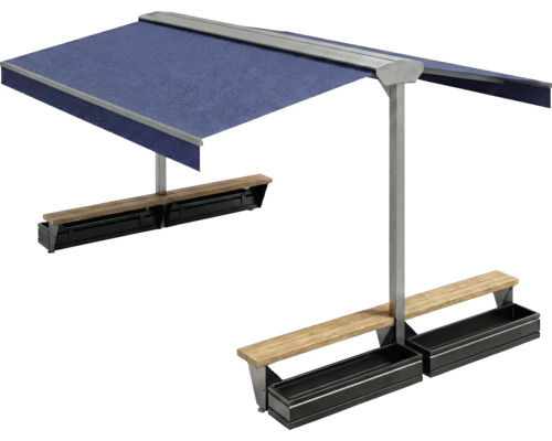 Sitzgruppe mit blauem Sonnensegel, Holzbänken und Pflanzkästen